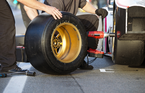 mechanics of a pit crew changing the slicks of a race car during a pitstop-img-blog